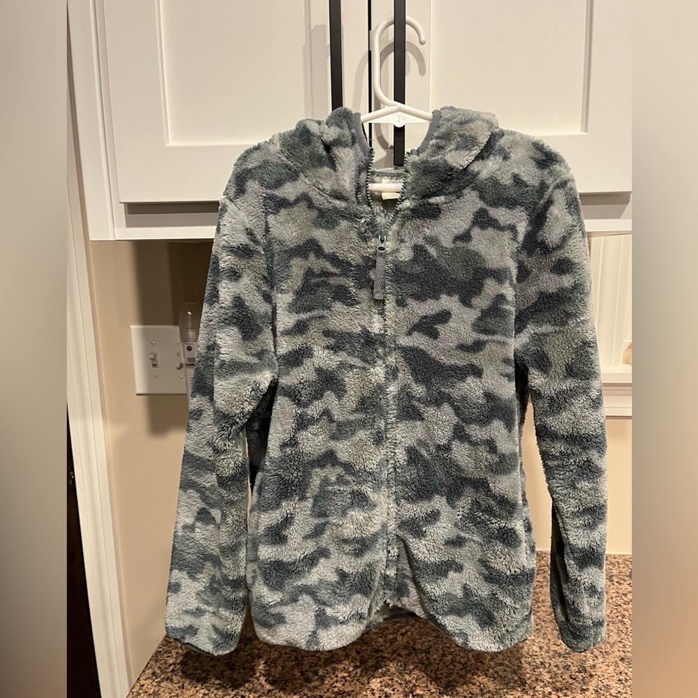 Outdoor Kids Fleece
Camouflage Hooded jacket
6/7 Bass pro shop Medium